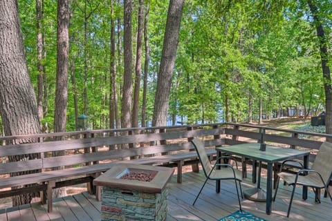 Quaint Tignall Cabin w/ Deck & Private Dock! House in Clarks Hill Lake