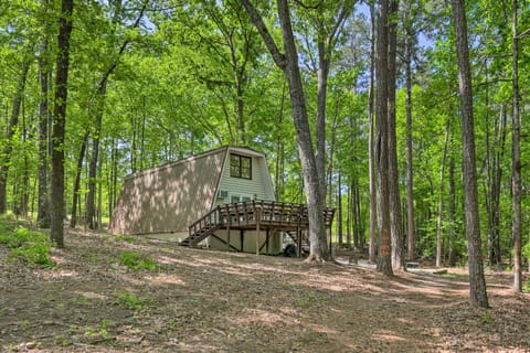 Quaint Tignall Cabin w/ Deck & Private Dock! House in Clarks Hill Lake