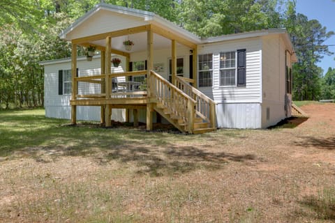 Waterfront Lake Sinclair Home: Dock + Grill! Cottage in Lake Sinclair