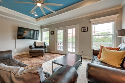 Canyon Lake Home w/ Spacious Deck & Backyard! House in Canyon Lake