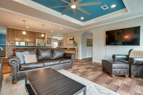 Canyon Lake Home w/ Spacious Deck & Backyard! House in Canyon Lake