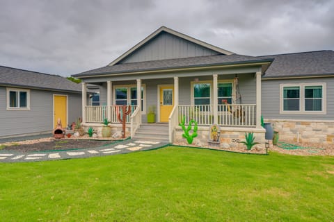 Canyon Lake Home w/ Spacious Deck & Backyard! House in Canyon Lake