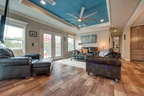 Canyon Lake Home w/ Spacious Deck & Backyard! House in Canyon Lake