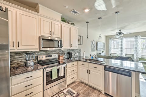 Brand-New Townhome Near UNT/TWU & The Square! Apartment in Denton