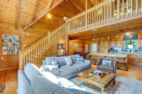 'Owl's Nest' Pet-Friendly Cabin w/ Private Hot Tub House in Georgia