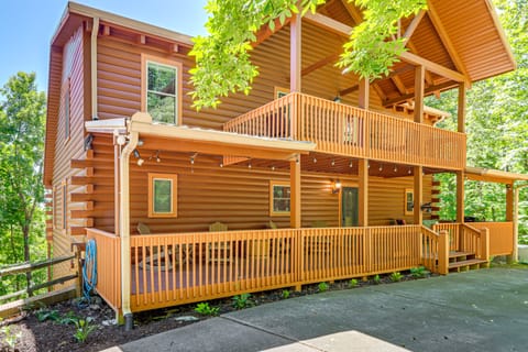 'Owl's Nest' Pet-Friendly Cabin w/ Private Hot Tub House in Georgia