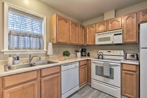 Centrally Located South Hill Apartment w/ Smart TV Apartment in Spokane