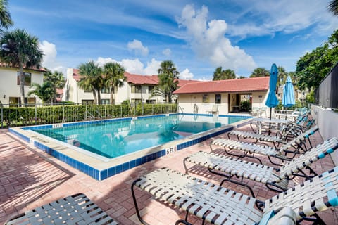 Steps to Ocean, Pool Access! Daytona Beach Gem Apartment in South Daytona