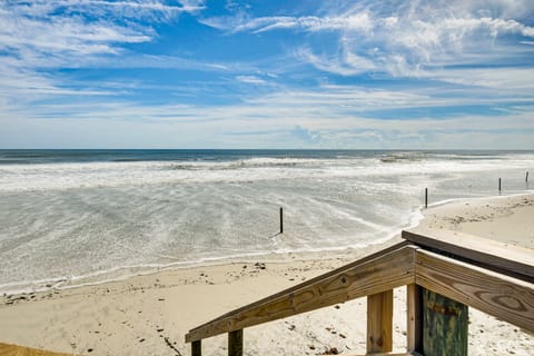 Steps to Ocean, Pool Access! Daytona Beach Gem Apartment in South Daytona