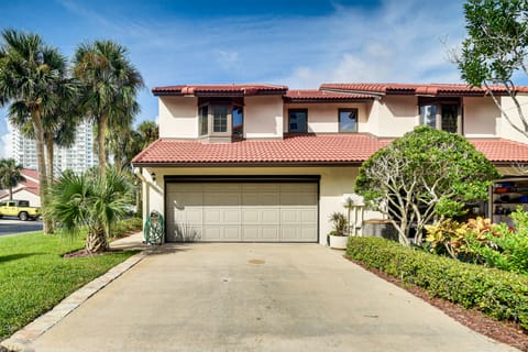 Steps to Ocean, Pool Access! Daytona Beach Gem Apartment in South Daytona