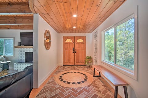 Picturesque Cabin: 2 Balconies, Walk to Lake! House in Crestline