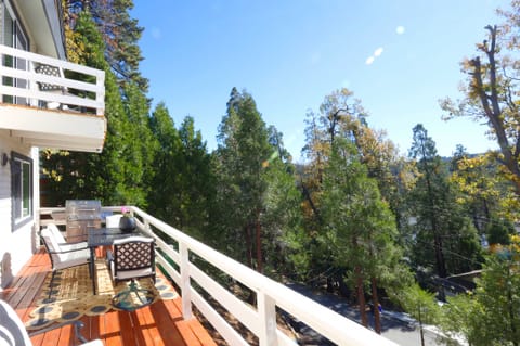 Picturesque Cabin: 2 Balconies, Walk to Lake! House in Crestline