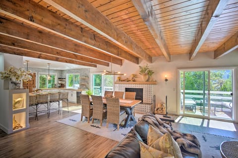 Picturesque Cabin: 2 Balconies, Walk to Lake! House in Crestline