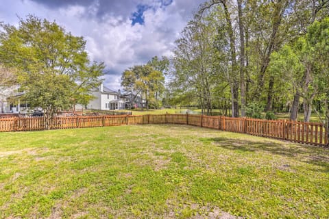 20 Mi to Charleston: Group Getaway in Summerville! House in Summerville