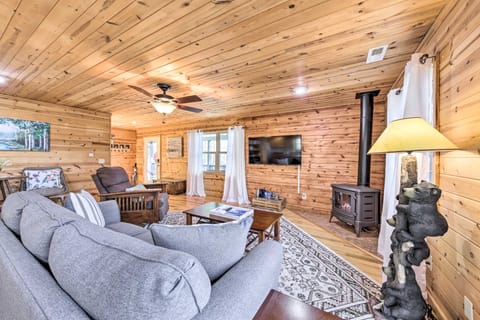 Scenic Murphy Escape with Hot Tub & Fire Pit! House in Tennessee