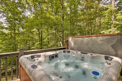 Scenic Murphy Escape with Hot Tub & Fire Pit! House in Tennessee