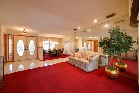 Relaxing Tampa Abode w/ Screened Lanai & Pool House in Greater Carrollwood