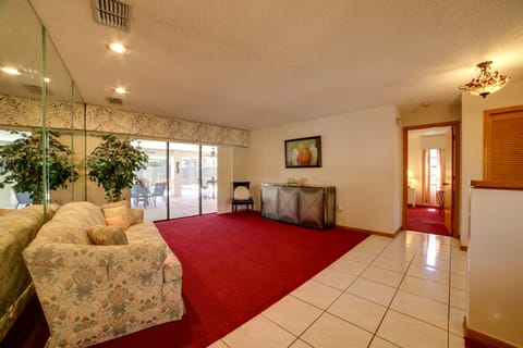 Relaxing Tampa Abode w/ Screened Lanai & Pool House in Greater Carrollwood