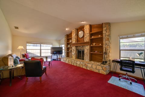 Relaxing Tampa Abode w/ Screened Lanai & Pool House in Greater Carrollwood