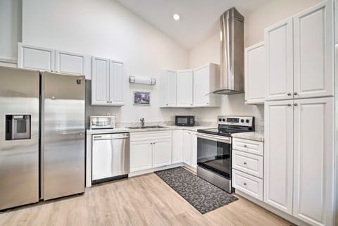 Sleek Tavares Condo 3 Miles to Downtown Apartment in Tavares