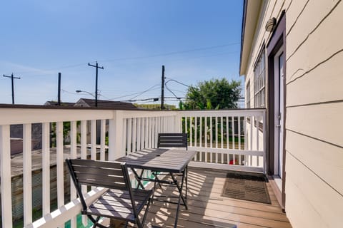 Deck & Shared Hot Tub: Apt 3 Mi to Dtwn Galveston! Apartment in Galveston Island