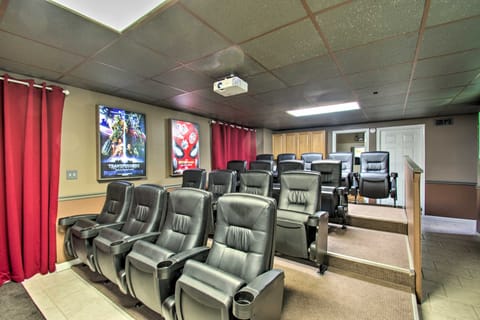 17-Seat Theater, Hot Tub & Game Room: Ideal Home! House in Massanutten