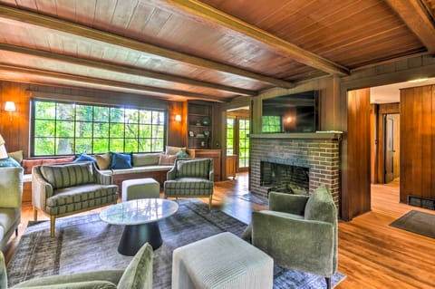 Peaceful + Elegant Cottage w/ Riverside View Cottage in Clackamas