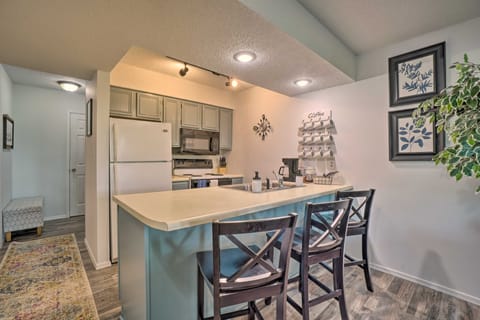 2 Mi to Silver Dollar City: Condo w/ Mtn Views Apartment in Table Rock Lake