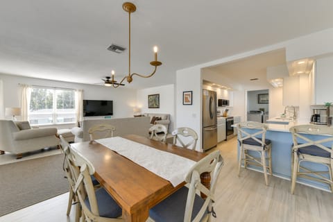 Covered Deck & Bay Views: Bradenton Beach Abode! Apartment in Bradenton Beach