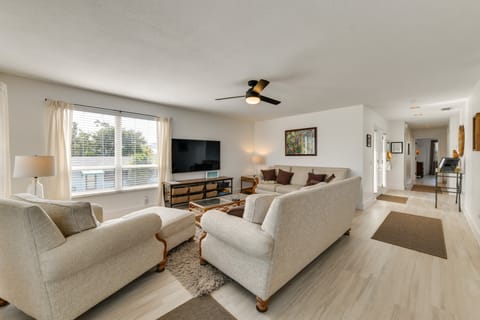Covered Deck & Bay Views: Bradenton Beach Abode! Apartment in Bradenton Beach