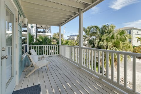 Covered Deck & Bay Views: Bradenton Beach Abode! Apartment in Bradenton Beach