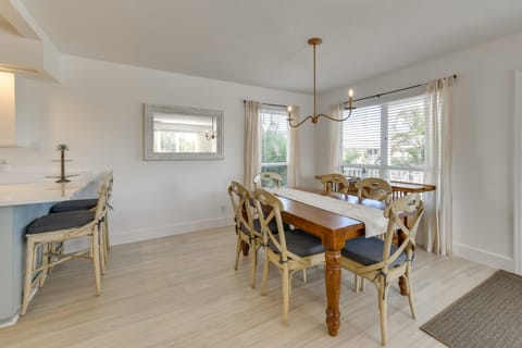 Covered Deck & Bay Views: Bradenton Beach Abode! Apartment in Bradenton Beach