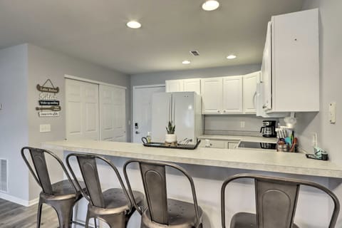 Poolside Fun! Lake-View Camdenton Condo Apartment in Ozark Mountains