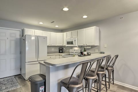 Poolside Fun! Lake-View Camdenton Condo Apartment in Ozark Mountains