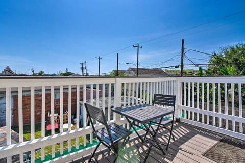 Walk to Beach: Breezy Galveston Apt w/ Deck! Apartment in Galveston Island