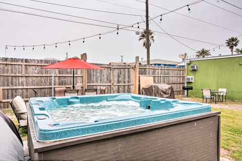 Walk to Beach: Breezy Galveston Apt w/ Deck! Apartment in Galveston Island