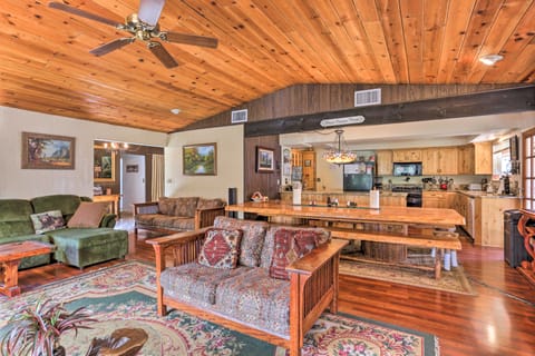 Gorgeous Oakhurst Retreat w/ Swimming Hole! House in Oakhurst