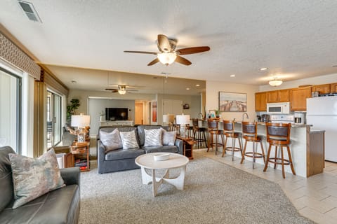 Lake-View Balcony, Pool Access! Osage Beach Gem Apartment in Lake of the Ozarks