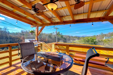 Pet-Friendly Studio w/ Hot Tub & Views in Marshall Apartment in Buncombe County