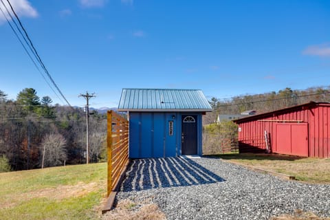 Pet-Friendly Studio w/ Hot Tub & Views in Marshall Apartment in Buncombe County