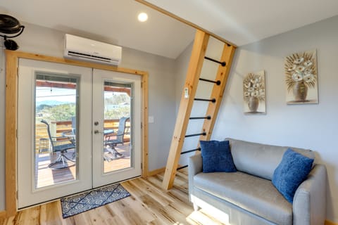 Pet-Friendly Studio w/ Hot Tub & Views in Marshall Apartment in Buncombe County