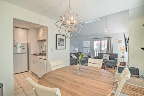 Myrtle Beach Condo: Balconies, Walk to Beach! Apartment in Myrtle Beach