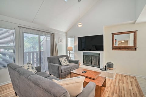 Myrtle Beach Condo: Balconies, Walk to Beach! Apartment in Myrtle Beach