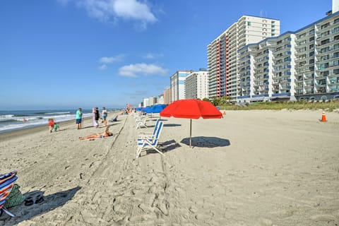 Myrtle Beach Condo: Balconies, Walk to Beach! Apartment in Myrtle Beach
