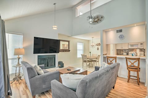 Myrtle Beach Condo: Balconies, Walk to Beach! Apartment in Myrtle Beach