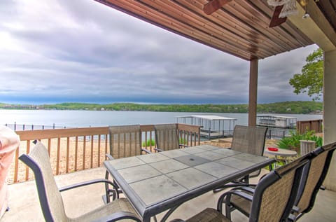 Pool Days & Water Fun Await: Lake Ozark Escape! Apartment in Lake of the Ozarks