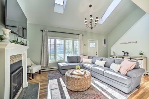Family-Friendly Retreat w/ Hot Tub: 1 Mi to Dtwn House in Saratoga Springs
