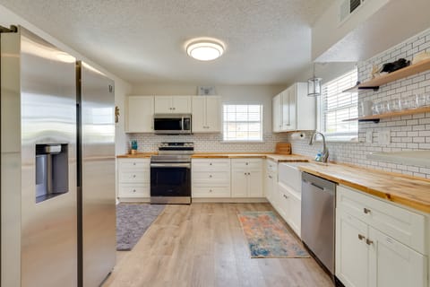 Cozy 3BR/3BA • Sleeps 9 • 0.3 Mi to Beach • PCB House in Lower Grand Lagoon