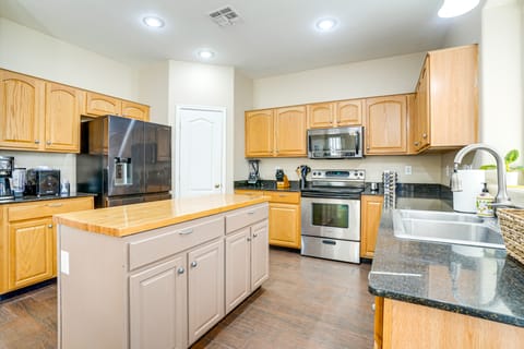 Avondale Abode: Pool, Lake Views & On-Site Fishing House in Avondale