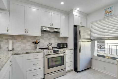 Isla Del Sol Condo ~ 2 Miles to St Pete Beach! Apartment in Isla del Sol